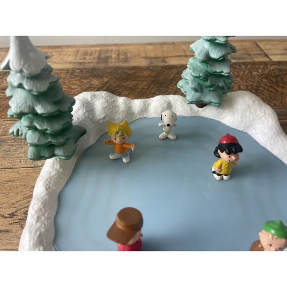 A Charlie Brown Peanuts Christmas Skating Pond Music & Motion 2007 Snoopy Used - Picture 5 of 16
